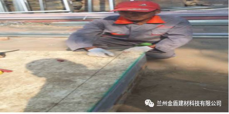 在金属屋面上，如何解决渗漏问题？我们请来了资深工程师小张，带我们一起看看金属屋面的维修之道。